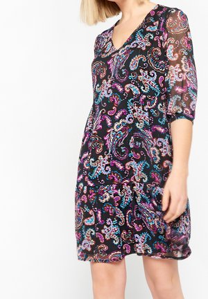 Robe noire à motifs avec décolleté en V, manches trois-quarts et design fluide. Présente un imprimé paisley en violet, bleu et blanc.