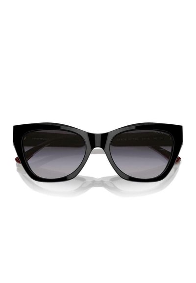 Occhiali da sole a forma di occhio di gatto con una montatura in plastica nera lucida, lenti scure a gradiente e dettagli rossi sulle tempie. Design audace e angolare.