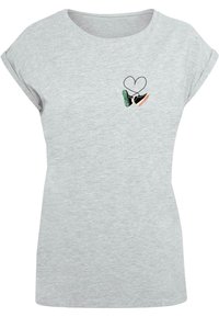 T-shirt gris à manches courtes en tissu doux avec un graphique de cœur et de basket en vert, noir et rouge sur la poitrine.