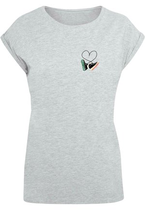 Pelēks īsām piedurknēm T-krekls no mīksta auduma, ar sirdi un sneaker grafiku zaļā, melnā un sarkanā krāsā uz krūšu.