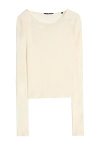 Cremfarbener Langarmtop aus weichem Material mit rundem Ausschnitt und geradem Schnitt, der hinten einen leichten abgerundeten Saum aufweist.