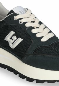 Baskets en maille noire et en daim avec lacets blancs, languette rembourrée et logo. Semelle intermédiaire blanche épaisse et semelle extérieure en caoutchouc noir texturé.