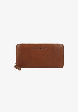 Cartera de cuero marrón con una textura suave, cierre con cremallera y logo en relieve, con forma rectangular y una pequeña pestaña lateral.