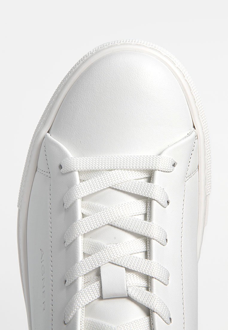 Weiße Leder-Sneaker mit weißen geflochtenen Schnürsenkeln, glatter runder Zehenpartie, sichtbaren Nähten und eingraviertem Markennamen an der Seite.