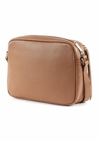 Borsa a tracolla in pelle marrone con finitura ruvida, forma rettangolare, chiusura a zip e tracolla rimovibile. Dettagli in metallo color oro.