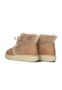 Par de botines de invierno impermeables en tonos marrón claro y beige, con forro de borreguito, parte delantera con cordones y suelas de goma texturizadas, con el logo de Sorel.