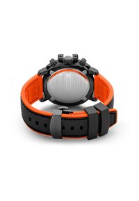 Orologio nero e arancione con un cinturino in silicone texturizzato, cassa in acciaio inossidabile e retro rivestito in zaffiro; presenta tre pulsanti cronografi.