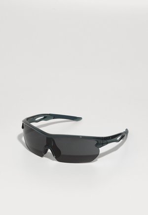 Óculos de sol com lentes de tonalidade escura, design elegante envolvente, almofadas nasais ajustáveis e detalhes em borracha nas hastes para maior aderência.