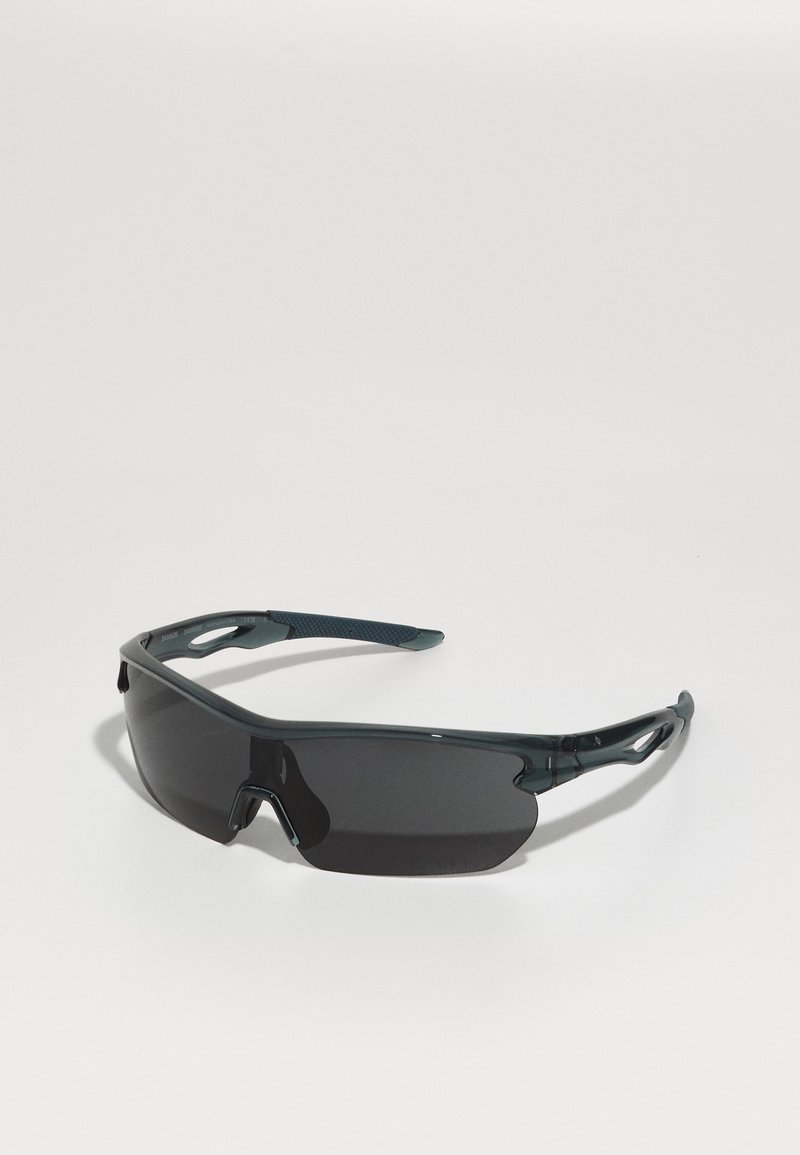 Sonnenbrille mit dunkel getönten Gläsern, schlankem Wickeldesign, verstellbaren Nasenpolstern und Gummibesätzen an den Schläfen für besseren Halt.