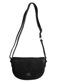 Borsa a spalla nera in pelle con una forma arrotondata, tracolla regolabile e un elemento metallico quadrato sul davanti. Superficie testurizzata con dettagli di cucitura.