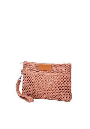 Pochette rosa intrecciata con cinturino da polso e una piccola toppa rettangolare in pelle sopra, su sfondo bianco.