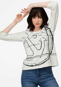 Helles graues Langarmshirt mit schwarzen nautischen Grafiken und Text, rundem Halsausschnitt und lässiger Passform.