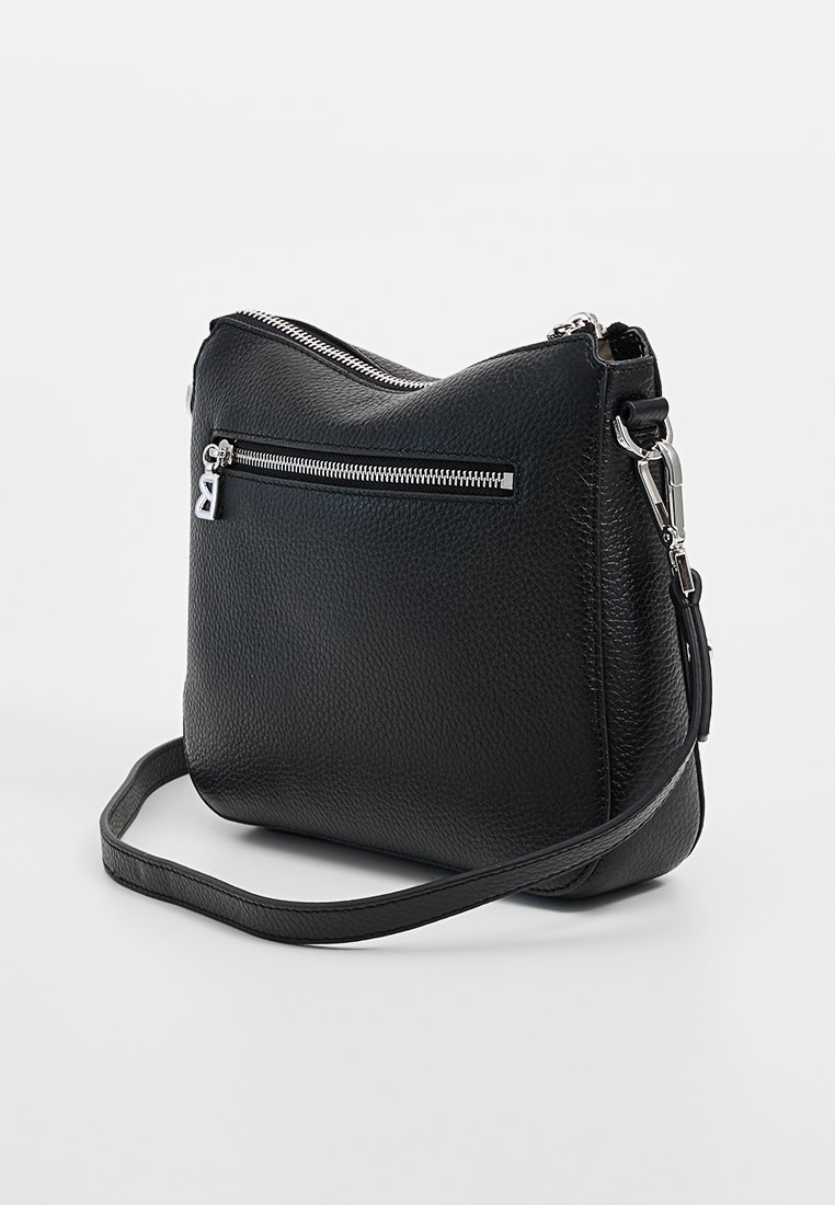 Schwarze, strukturierte Leder-Umhängetasche mit silbernem Reißverschlussfach auf der Vorderseite und verstellbarem Tragegurt vor weißem Hintergrund.