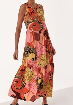Robe maxi sans manches avec des tourbillons abstraits vibrants en rouge, rose, jaune et noir, dotée d'un col rond avec une petite ouverture et un lien.