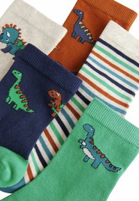 Cinque paia di calzini per bambini con motivi di dinosauri. I colori includono blu navy, crema, verde, arancione e design a righe. Materiale in maglia morbido.