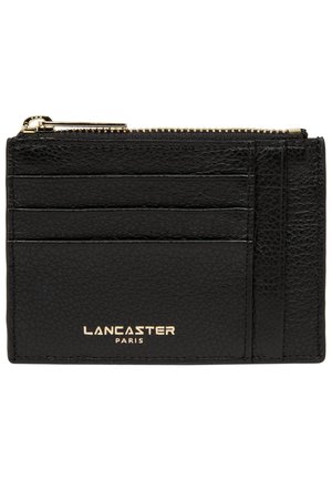 Porte-cartes en cuir noir avec surface texturée, plusieurs emplacements pour cartes et un compartiment zippé. Doté d'une marque dorée sur le devant.