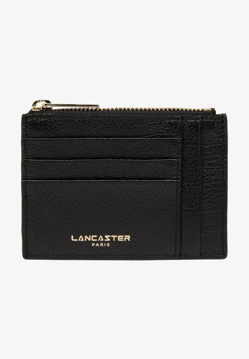 Portafoglio in pelle nera con superficie testurizzata, slot per più carte e un compartimento con zip. Presenta un branding dorato sulla parte anteriore.