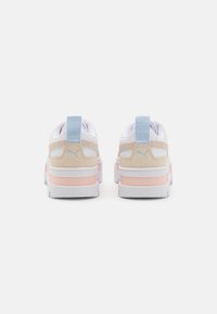 Hvit sneakers med akcent i beige semsket skinn, rosa midtsåle og lyseblå hæltab. Har et strukturert stofflag og logodetalj.