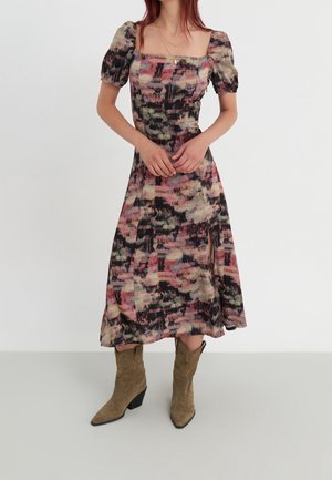 Midi-jurk met bloemenpatroon, een vierkante halslijn, puffy korte mouwen en een vloeiende rok, in tinten roze, groen en zwart.