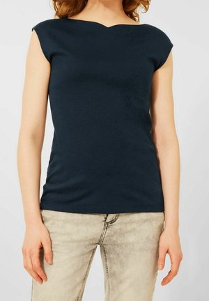 Granatowa bluzka z krótkim rękawem z falbaniastym dekoltem. Wykonana z gładkiego materiału, dobrze przylega do ciała i ma prosty design.