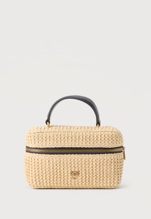 Sac à main tissé beige rectangulaire avec poignée noire, fermeture éclair noire et petit emblème doré à l'avant.