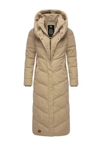 Beige lange pufferjas met een grote capuchon, chevron-quilt ontwerp, voorrits en zijzakken. Bevat een logo aan de linkeronderkant.