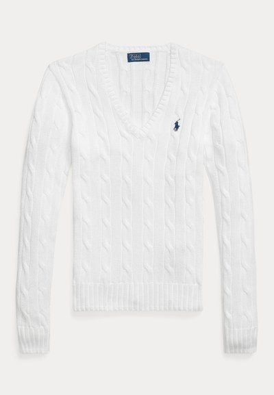 Balts vītā trikotāžas V-veida kakla džemperis ar garām piedurknēm un mazu tumši zilu Polo Ralph Lauren logo kreisajā krūtīs.
