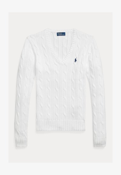 Balts vītā trikotāžas V-veida kakla džemperis ar garām piedurknēm un mazu tumši zilu Polo Ralph Lauren logo kreisajā krūtīs.