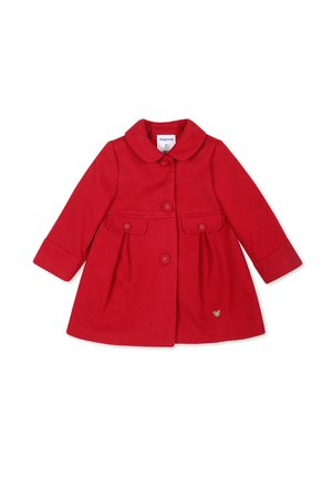 Cappotto rosso con colletto arrotondato, maniche lunghe, due tasche frontali e un accento a forma di cuore. Realizzato in tessuto testurizzato con chiusura a bottone.
