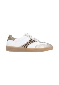 Weißer Sneaker mit metallic-silberner Zehenkappe, Leopardenmuster an der Seite und einem strukturierten beigen Akzent an der Ferse auf einer gumfarbenen Sohle.