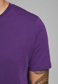 Jack & Jones JJE TEE  O-NECK  - Camiseta básica - acai