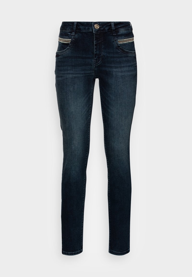 Jean en denim brut avec une coupe slim, comportant deux poches avant, une fermeture à bouton et des accents de surpiqûre marron clair.