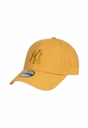 Senfgelbe Baseballmütze mit gesticktem NY-Logo auf der Vorderseite und New Era-Logo an der Seite, Aufkleber in Jugendgröße auf dem gebogenen Schirm.