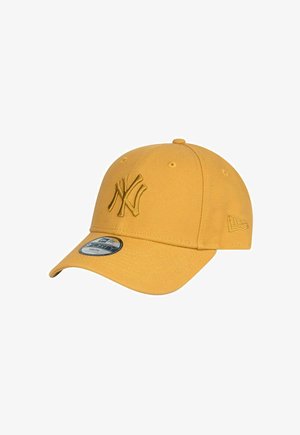 Musztardowożółta czapka baseballowa z haftowanym logo NY z przodu i logo New Era z boku, sticker rozmiaru młodzieżowego na zakrzywionym daszku.