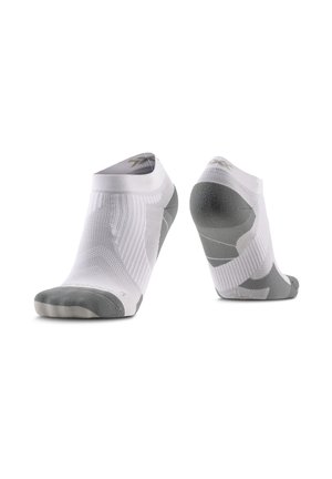 Paire de chaussettes de sport blanches basses avec talon et pointe renforcés en gris, présentée sur un fond blanc.