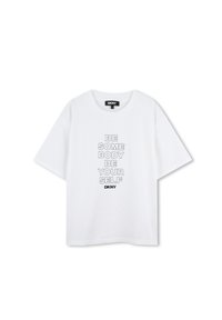 Witte katoenen T-shirt met korte mouwen, met een grafische opdruk in zwarte tekst: "WEES IEMAND WEES JEZELF" met het DKNY-logo.