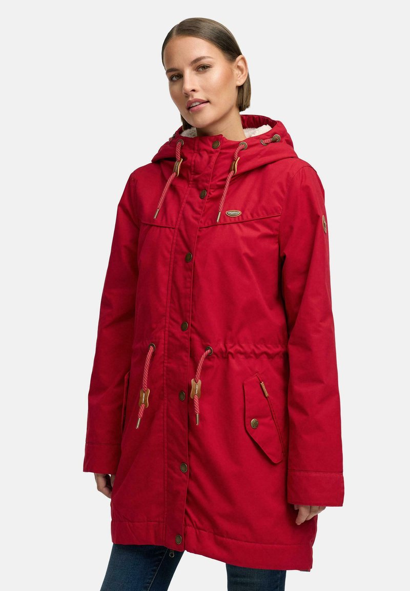 Cappotto impermeabile rosso con cappuccio, vita regolabile con drawstring e bottoni a pressione. Presenta tasche laterali e dettagli in metallo color oro.