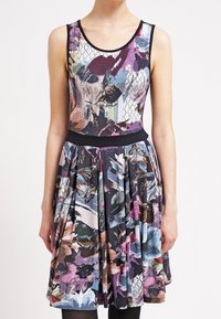 Robe à imprimé floral avec une ceinture noire, présentant des couleurs vives comme le violet et le bleu. Sans manches avec une conception de jupe évasée.