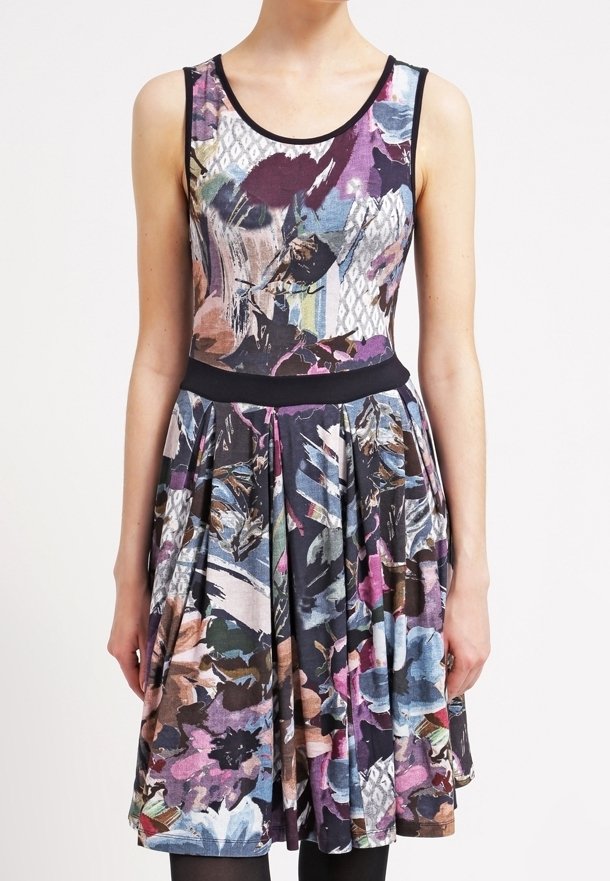 Robe à imprimé floral avec une ceinture noire, présentant des couleurs vives comme le violet et le bleu. Sans manches avec une conception de jupe évasée.