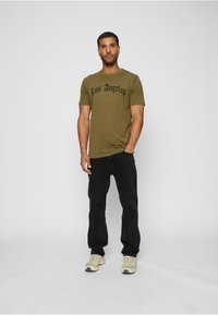Mister Tee LOS ANGELES WORDING TEE - Marškinėliai su spaudiniu - olive