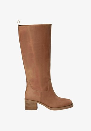 Bota alta de cuero marrón con tacón bloque, lengüeta para tirar en la parte trasera, acabado liso y detalles sencillos de costura.