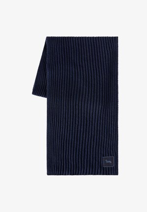 Dunkelblaue gerippte Strickschal, gefaltet, mit einem kleinen rechteckigen Patch mit einem Dackel-Logo in einer Ecke.