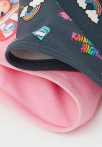 Zwei Stoffschichten: Die obere Schicht ist dunkelmarineblau mit bunten Druckmustern, die untere Schicht ist sanft rosa. Beide verfügen über glatte Texturen und genähte Kanten.