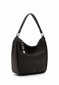 Juodos tekstūrinės odos peties rankinė su sidabrinio metalo grandinėlės papuošalu ir vienu dirželiu, stabiliu pagrindu ir viršuje esančiu užtrauktuku.