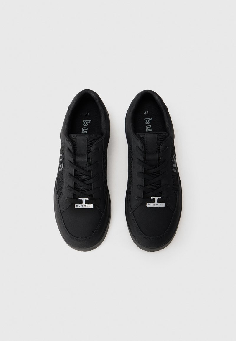 Une paire de baskets Bugatti noires avec des lacets et un tag de logo argenté, taille 41, montrée de dessus sur un fond blanc.