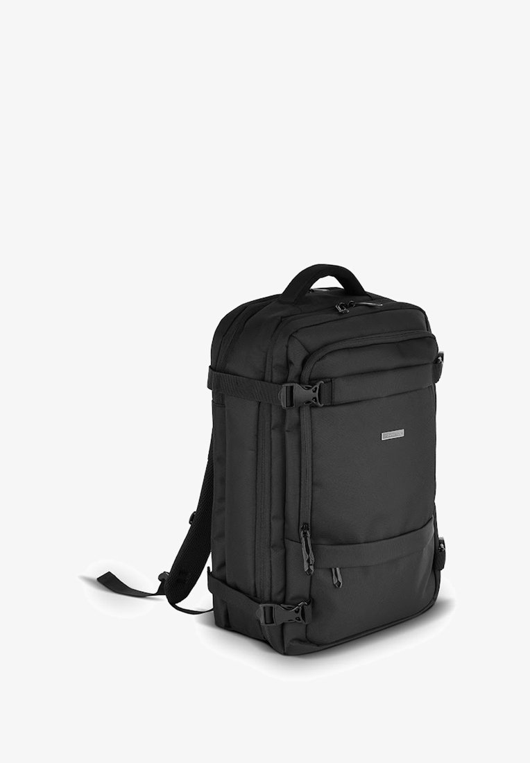Czarny plecak z wzmocnionego materiału, wiele zamków błyskawicznych i regulowane szelki. Posiada główną komorę oraz kieszeń boczną.