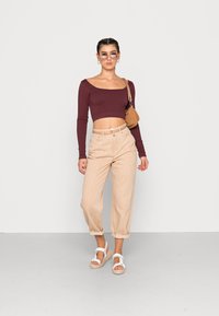 NA-KD BELT DETAIL BARREL - Calças de ganga bootcut - beige