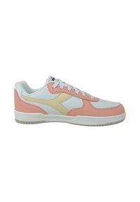 Sneakers leggere con una tomaia in pelle bianca, dettagli rosa e un logo giallo. Suola testurizzata per aderenza e supporto.