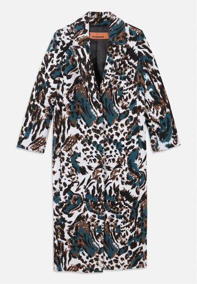 Μακρύ παλτό με μοτίβο που περιλαμβάνει ένα μείγμα καφέ, τιρκουάζ και μαύρων σχεδίων σε άσπρο φόντο. Με αυλακωτές γιακάδες και κουμπί κλεισίματος.