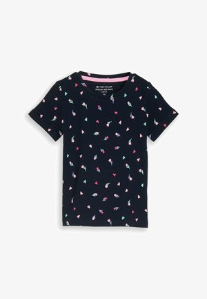 Donkerblauw kinder T-shirt met korte mouwen en verspreide kleine roze, rode, groene en blauwe hart- en bloemmotieven.
